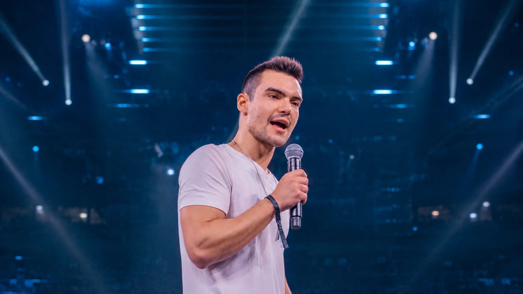 Breno Perrucho falando no palco