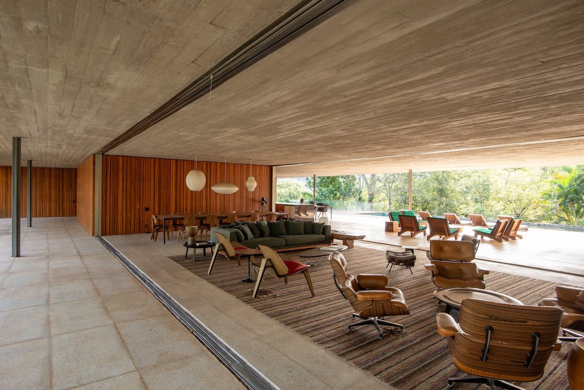 Sala ampla com sofás e poltronas